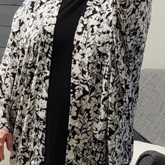 Black, gray and white open Wrap - Picture 5 of 9